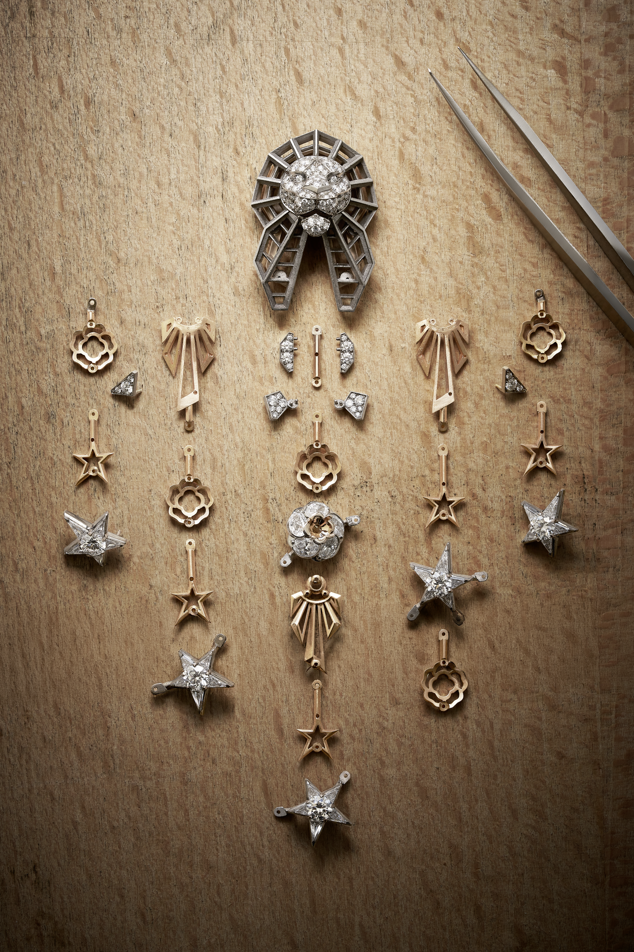 Chanel signes symboles imprime lion necklace