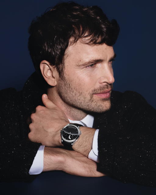 Originating in 2008 and recently revived within the Poetic Astronomy theme, Van Cleef & Arpels Midnight Jour Nuit Phase de Lune watch presents a simple yet striking design (Credit: Van Cleef & Arpels)