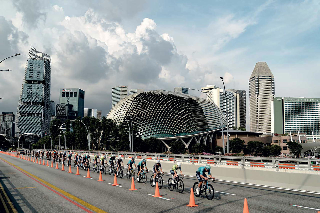 The battle unfolds against the Esplanade (Credit: Amaury Sport Organisation)