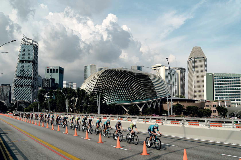 The battle unfolds against the Esplanade (Credit: Amaury Sport Organisation)