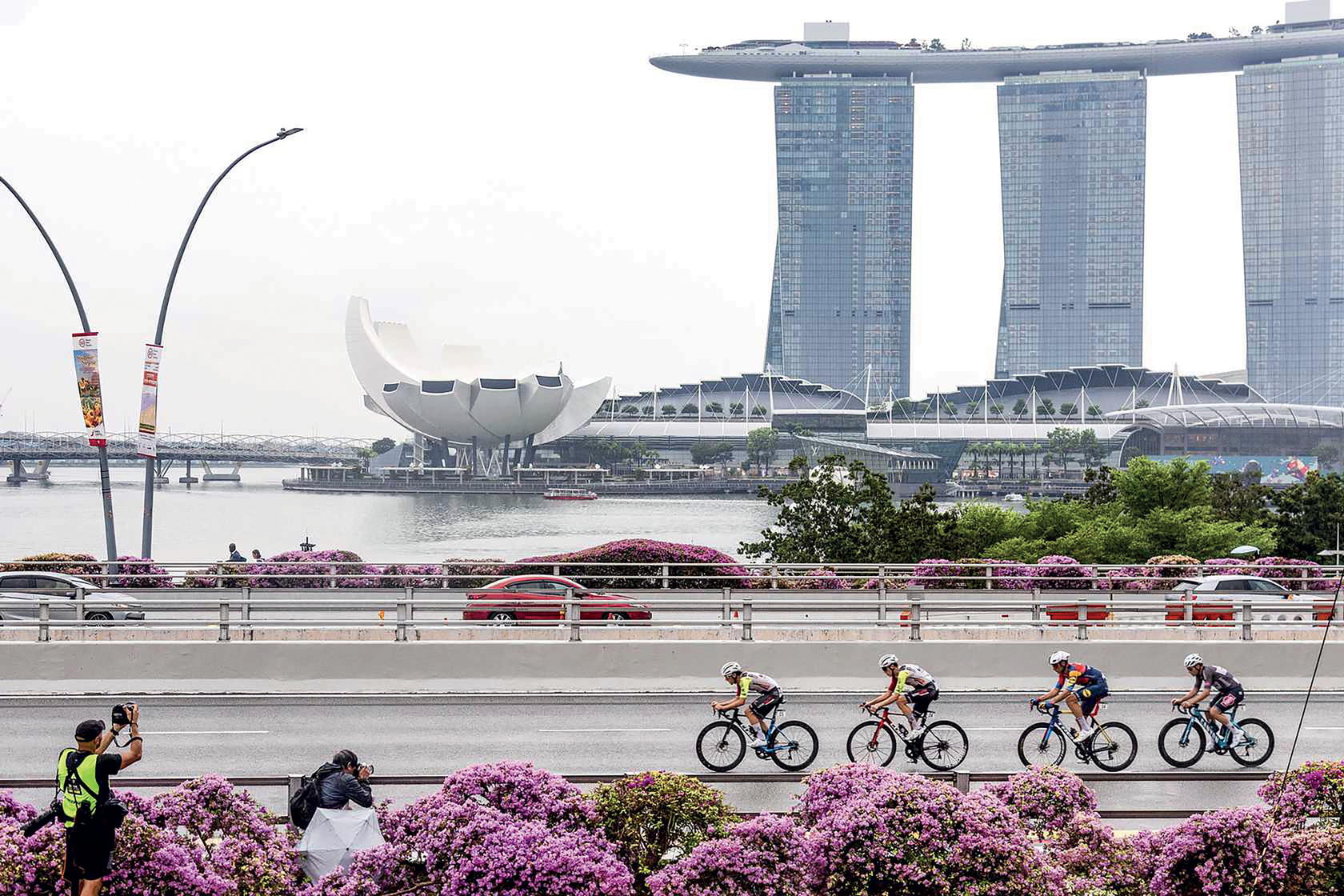 World-class cycling meets Singapore’s skyline, as riders speed past the Marina Bay Sands (Credit: Amaury Sport Organisation)
