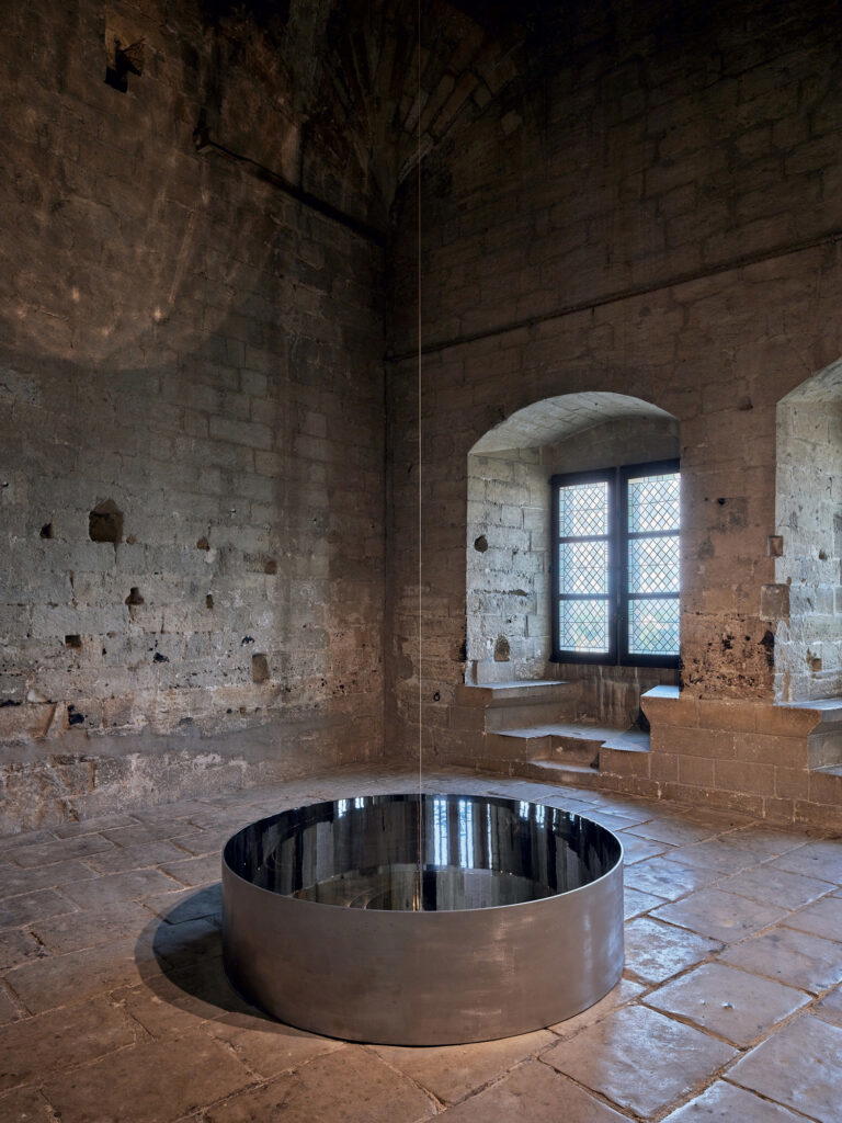 An installation at “Relatum: Lee Ufan” features a mirrored cylinder that links the earth and sky (Credit: David Giancatarina)